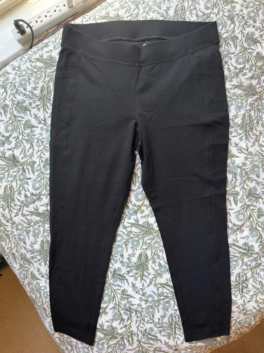 NWT Old Navy High-Waisted Black Petite 7/8ths Leggings